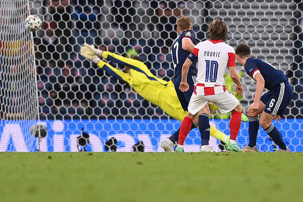 Suporter Skotlandia di Hampden Park kemudian dibuat bungkam ketika Modric mencetak gol indah dengan sepakan punggung kaki kanannya untuk melesakkan bola ke area tiang jauh dan merestorasi keunggulan Kroasia pada menit ke-62.