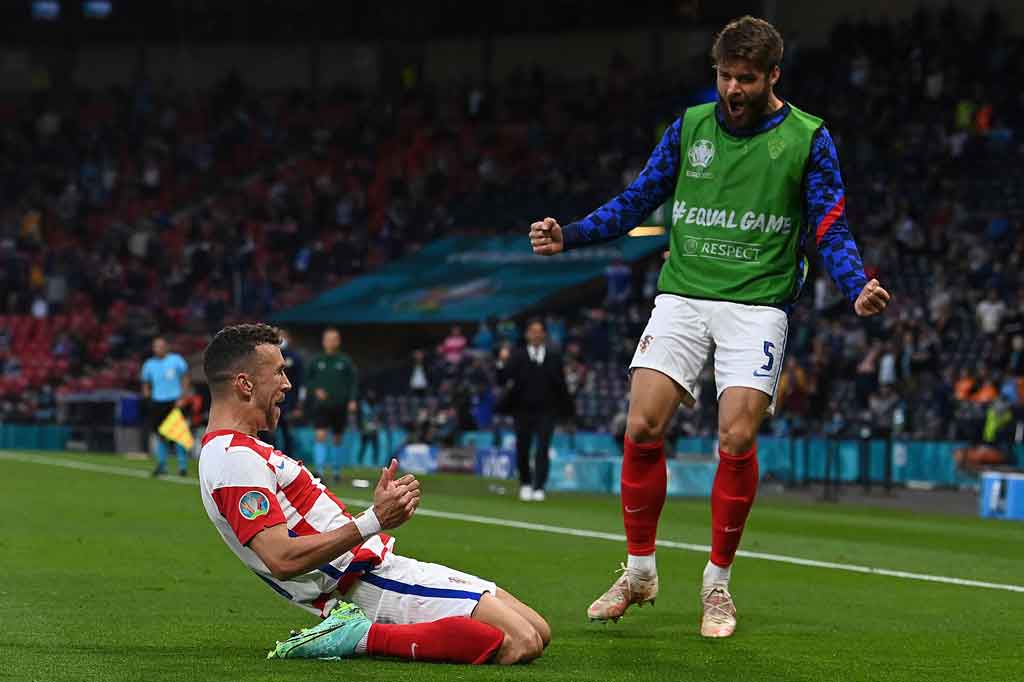 Kroasia menambah keunggulan mereka pada menit ke-77 saat Modric melepaskan tendangan sudut nan akurat ke area tiang dekat disambut Ivan Perisic dengan sundulan apik. Kroasia 3, Skotlandia 1.