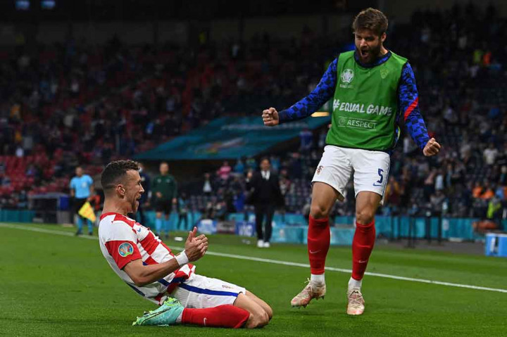 Kroasia menambah keunggulan mereka pada menit ke-77 saat Modric melepaskan tendangan sudut nan akurat ke area tiang dekat disambut Ivan Perisic dengan sundulan apik. Kroasia 3, Skotlandia 1.