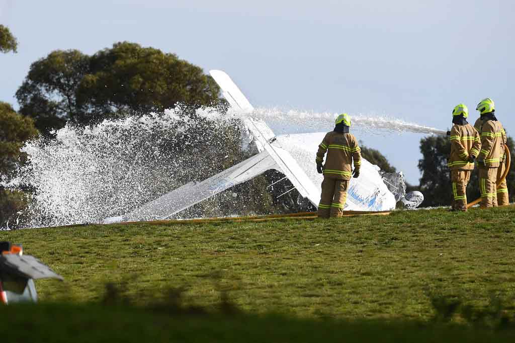 Polisi Victoria mengatakan pesawat itu menabrak pohon tak lama setelah lepas landas dari Bandara Moorabbin.

 Pilot yang merupakan satu-satunya penumpang pesawat itu mengalami luka serius setelah pesawat jatuh di lahan kosong dekat Old Dandenong Road.