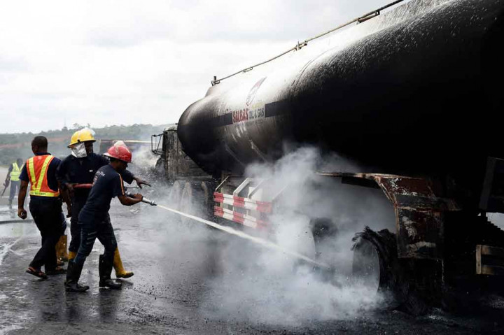 Petugas pemadam kebakaran berusaha memadamkan api yang melalap sebuah truk tangki bahan bakar di antara 11 truk yang terbakar setelah kecelakaan di Ogere, Lagos, Selasa, 22 Juni 2021 waktu setempat.