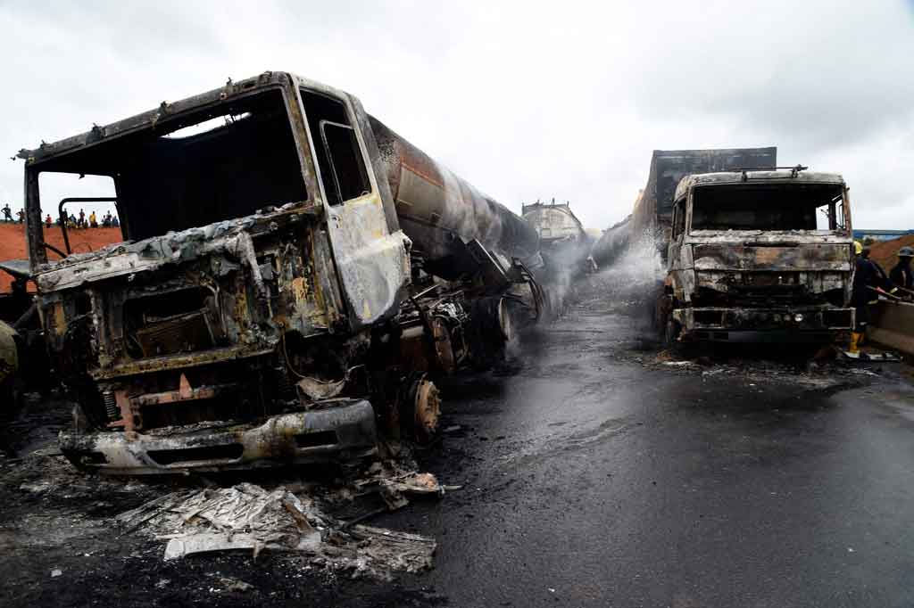 Kecelakaan disebabkan oleh sebuah truk tangki dengan kecepatan tinggi yang menabrak sebuah truk tangki yang membawa alat tulis dan tiba-tiba terbakar yang kemudian menyebar ke kendaraan lain.