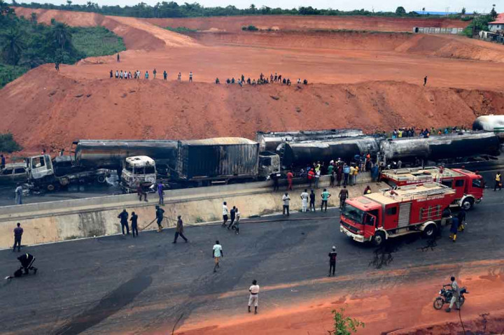 Kecelakaan menyebabkan kemacetan lalu lintas di rute antarnegara bagian tersibuk di negara itu.