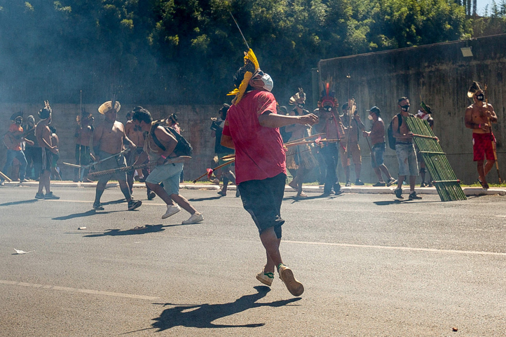 Penduduk asli Brasil bentrok dengan polisi saat demo menentang RUU Reformasi Agraria di luar Kongres di Brasilia, Brasil, Selasa, 22 Juni 2021.