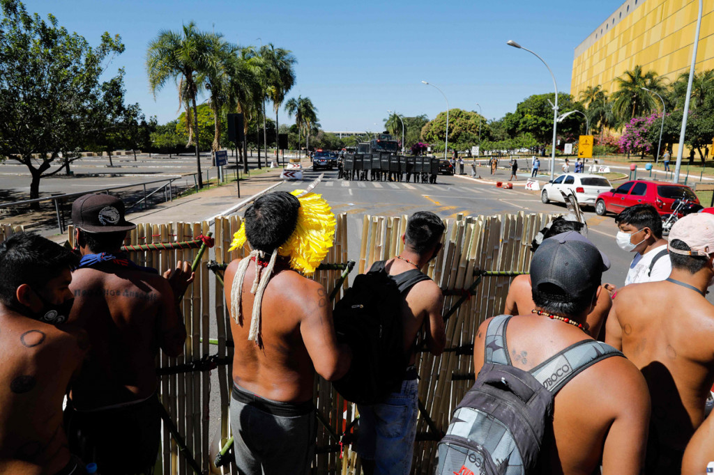 Warga asli atau pribumi Brasil membawa busur dan panah dalam aksi demonstrasi di luar Gedung Kongres. Demonstrasi itu menentang adanya RUU reformasi agraria yang dinilai kontroversial.