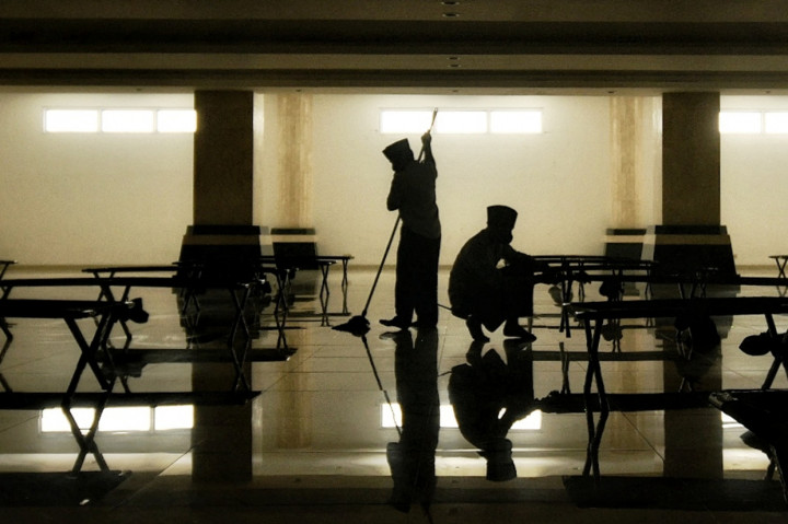 Petugas membersihkan ruangan yang akan dijadikan tempat isolasi mandiri di Masjid Raya KH Hasyim Asy'ari, Jakarta Barat.