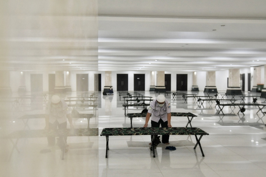 Sebanyak lima kamar masing-masing diisi delapan velbed, tiga kamar dengan empat velbed dan velbed sisanya disediakan di Ruang Aula. Sementara untuk tenaga kesehatan (nakes) yang akan menangani pasien akan dikoordinir oleh Suku Dinas Kesehatan Jakarta Barat. 