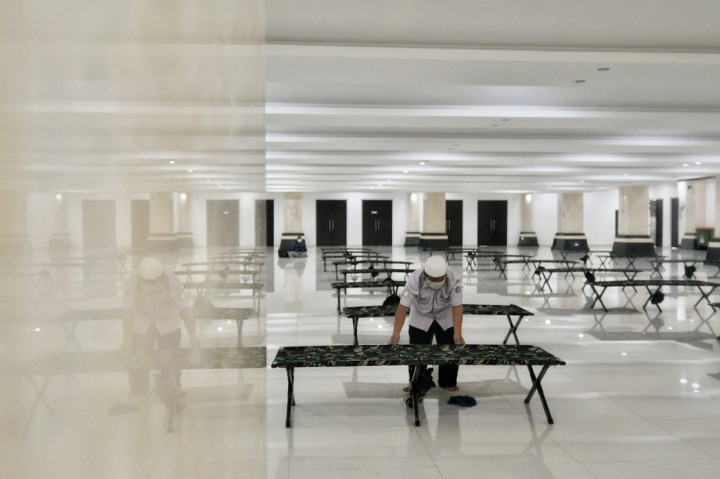 Sebanyak lima kamar masing-masing diisi delapan velbed, tiga kamar dengan empat velbed dan velbed sisanya disediakan di Ruang Aula. Sementara untuk tenaga kesehatan (nakes) yang akan menangani pasien akan dikoordinir oleh Suku Dinas Kesehatan Jakarta Barat. 