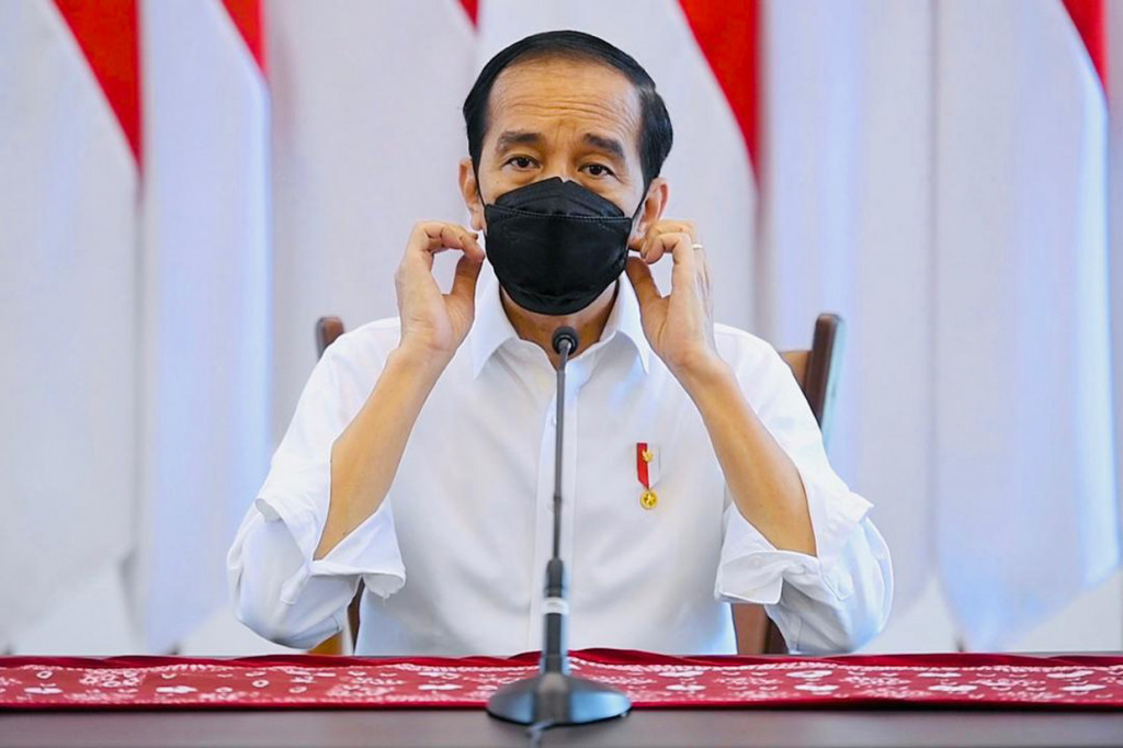 Presiden Joko Widodo menyampaikan keterangan di Istana Kepresidenan Bogor, Jawa Barat, Rabu, 23 Juni 2021. Jokowi menegaskan pemberlakuan pembatasan kegiatan masyarakat (PPKM) berbasis mikro di tengah lonjakan kasus Covid-19 keputusan tepat. PPKM berbasis mikro serupa dengan lockdown.