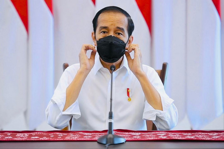 Presiden Joko Widodo menyampaikan keterangan di Istana Kepresidenan Bogor, Jawa Barat, Rabu, 23 Juni 2021. Jokowi menegaskan pemberlakuan pembatasan kegiatan masyarakat (PPKM) berbasis mikro di tengah lonjakan kasus Covid-19 keputusan tepat. PPKM berbasis mikro serupa dengan lockdown.