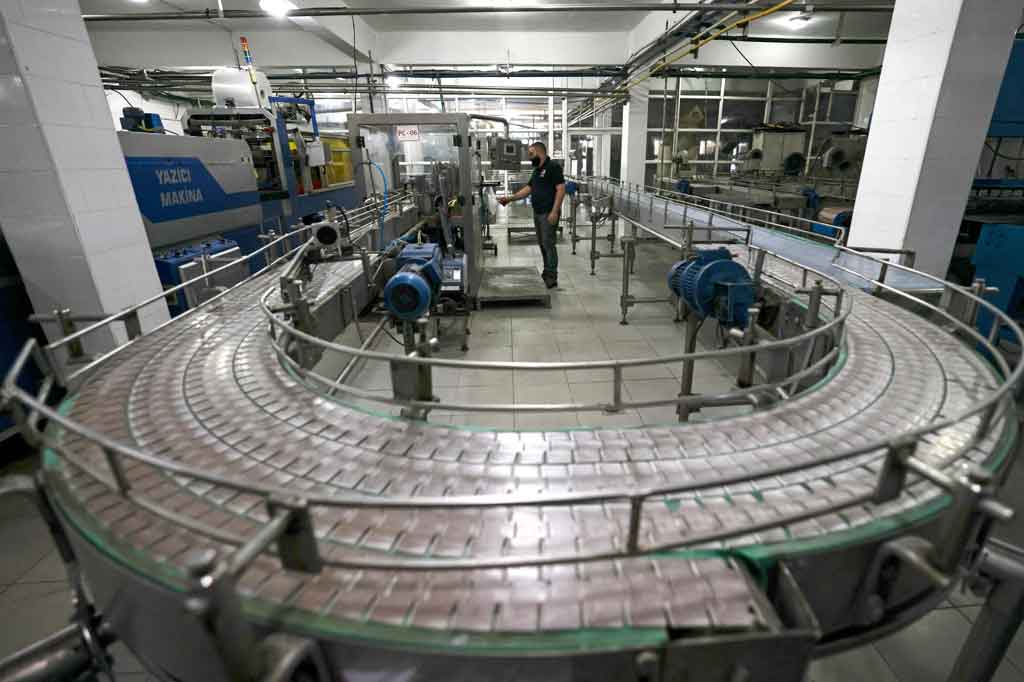 Sebuah pabrik minuman Pepsi di Gaza terpaksa menghentikan operasinya pekan ini imbas pembatasan impor Israel yang diperketat selama konflik 11 hari dengan militan Palestina, bulan lalu.