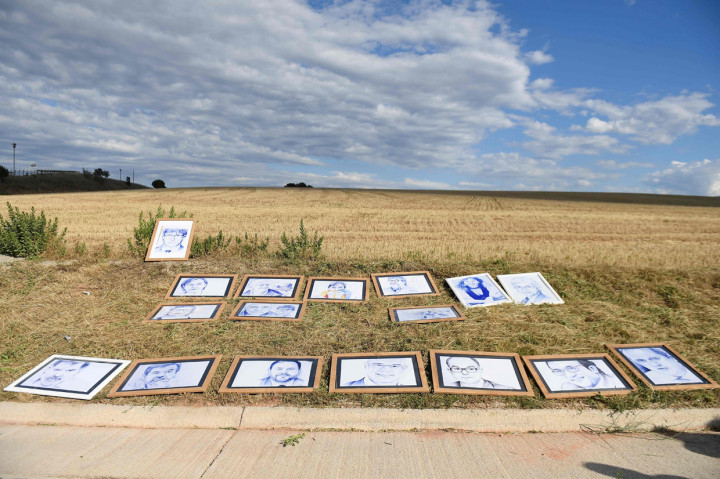 Gambar yang menggambarkan para pemimpin Catalan yang dipenjara di luar penjara Lledoners di Sant Joan de Vilatorrada, pada 22 Juni 2021.