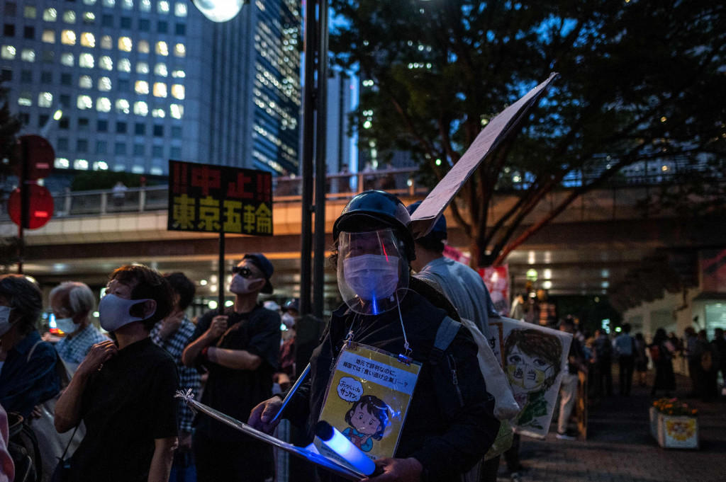 Tepat 30 hari jelang dimulainya perhelatan Olimpiade Tokyo 2020, protes agar acara ini tidak berlangung belum juga surut. Justru, gelombang protes yang muncul dari kalangan masyarakat makin besar.