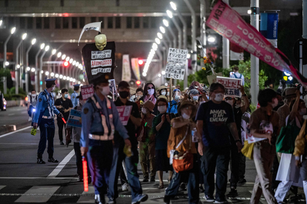 Mereka melakukan aksi di luar gedung Pemerintahan Metropolitan Tokyo di distrik Shinjuku. Ratusan pengunjuk rasa berbaris di alun-alun depan Stasiun Shinjuku, Tokyo, untuk menyuarakan penentangan mereka.