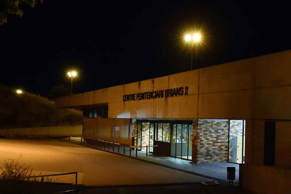 McAfee dijebloskan ke penjara di Spanyol setelah ditangkap di bandara Barcelona pada Oktober 2020, tepat saat akan naik pesawat menuju Istanbul, Turki dengan paspor Inggris.