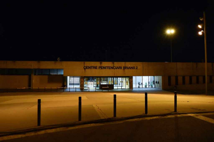 Dia diduga sengaja gagal mengajukan pengembalian pajak antara 2014 dan 2018, meskipun menghasilkan jutaan dolar dari pekerjaan konsultasi, cryptocurrency, dan menjual hak atas kisah hidupnya. Jika terbukti bersalah, dia bisa menghadapi hukuman hingga 30 tahun penjara.