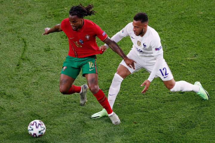 Pertandingan babak pertama relatif berimbang, tapi Portugal lebih baik membangun serangan disokong langkah berani Fernando Santos membangkucadangkan Bruno Fernandes dan William Carvalho yang digantikan Joao Moutinho serta Renato Sanches.