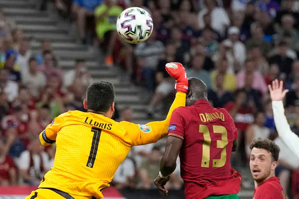 Portugal mendapatkan hadiah penalti setelah kiper Prancis Hugo Lloris menyikut wajah Danilo Pereira setelah sukses meninju bola. 
