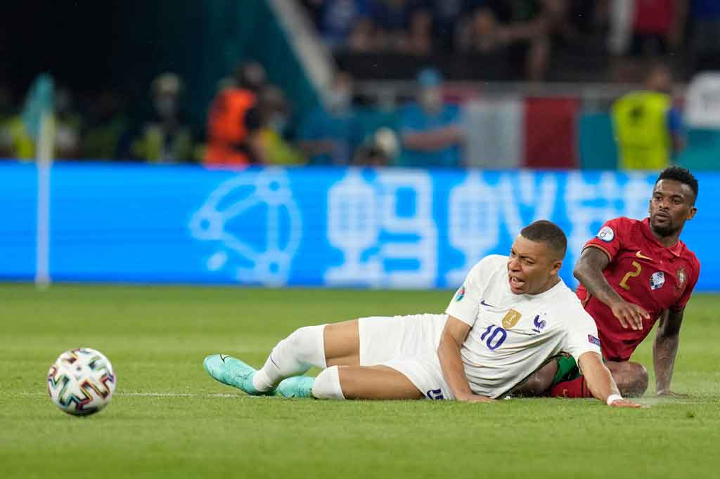 Les Bleus giliran mendapatkan hadiah penalti tepat di pengujung waktu normal babak pertama. Penalti diberikan setelah Kylian Mbappe dijatuhkan Nelson Semedo di kotak terlarang.