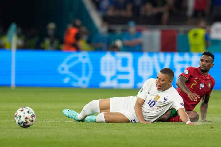 Les Bleus giliran mendapatkan hadiah penalti tepat di pengujung waktu normal babak pertama. Penalti diberikan setelah Kylian Mbappe dijatuhkan Nelson Semedo di kotak terlarang.