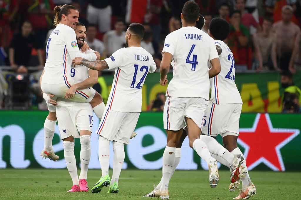 Selepas turun minum, Prancis segera mengebrak dan Benzema kembali mencatatkan namanya di papan skor pada menit ke-47 untuk membawa Prancis berbalik unggul 2-1.