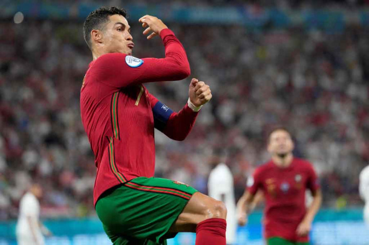 
Cristiano Ronaldo mencetak golnya yang ke-109 untuk Portugal dalam pertandingan Euro 2020 melawan Prancis, Kamis, 24 Juni 2021 dini hari WIB. Jumlah gol tersebut menyamai rekor internasional sepanjang masa yang dipegang mantan striker Iran Ali Daei.