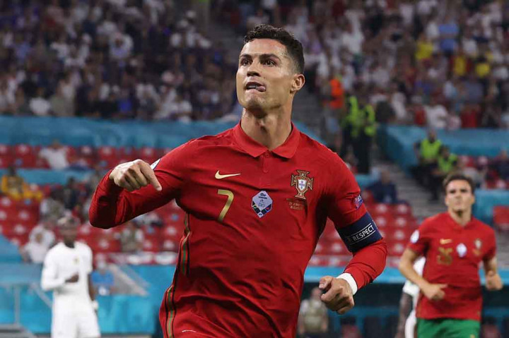 Striker Juventus itu kini telah mencetak 14 gol Kejuaraan Eropa, lima lebih banyak dari legenda Prancis Michel Platini, yang mencetak sembilan gol ketika memimpin Les Bleus meraih kemenangan pada tahun 1984.