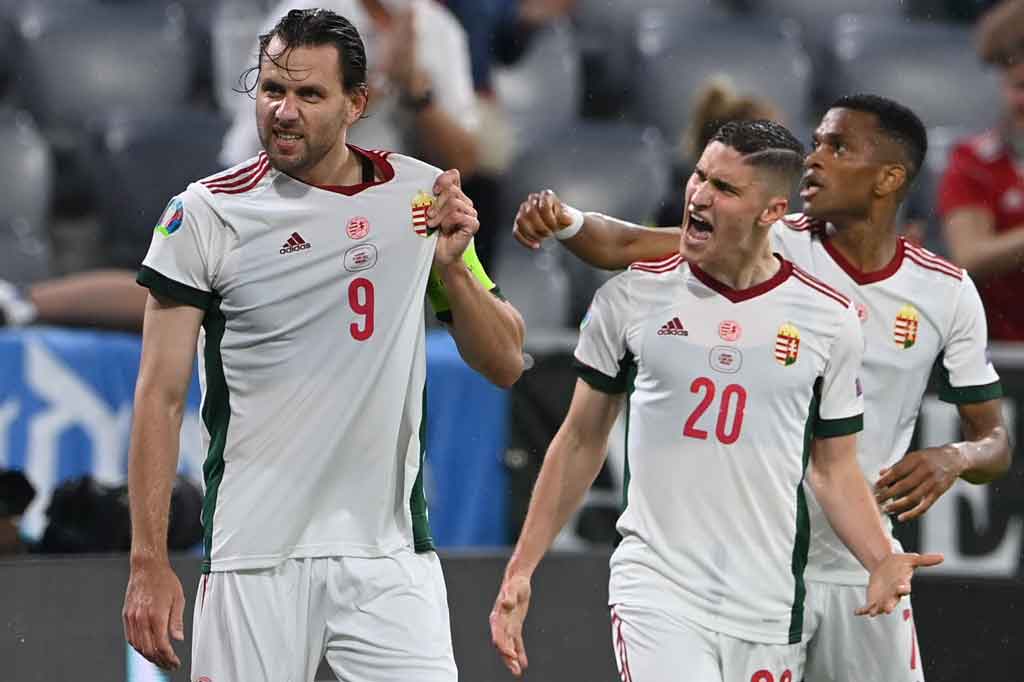 Jerman yang hanya butuh hasil imbang untuk lolos ke 16 besar Piala Eropa 2020 dikejutkan oleh gol Adam Szalai saat laga baru berjalan 11 menit. Banyak menguasai bola, Jerman kecolongan di areanya sendiri dan Roland Sallai mengirimkan umpan silang akurat dari jarak jauh yang disambut sundulan apik Szalai demi memperdaya kiper Manuel Neuer dan membawa Hongaria memimpin 1-0.