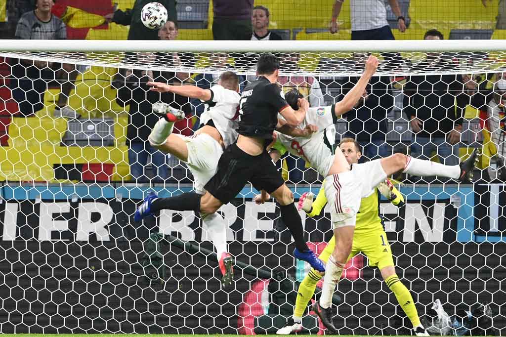 Pada menit ke-21, Jerman nyaris menyamakan kedudukan melalui situasi sepak pojok yang dikirimkan dengan baik oleh Joshua Kimmich, sayang sundulan Mats Hummels masih membentur mistar gawang.