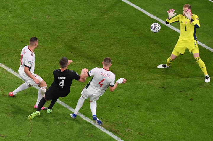 Bola masih hidup dan dikirimkan kembali ke dalam kotak penalti di mana Matthias Ginter menyambutnya dengan tembakan voli, tapi arahnya masih terlalu lurus ke pelukan kiper Peter Gulacsi. Keunggulan 1-0 mampu dipertahankan Hongaria hingga turun minum.