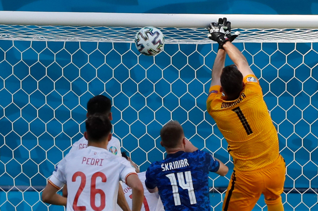 Skor pertama untuk Spanyol tercetak di menit 30, imbas dari gol bunuh diri kiper Slovakia, Martin Dubravka. Berawal dari tendangan Pablo Sarabia yang membentur gawang, Dubravka lantas meninju bola tersebut masuk ke dalam gawangnya sendiri. 