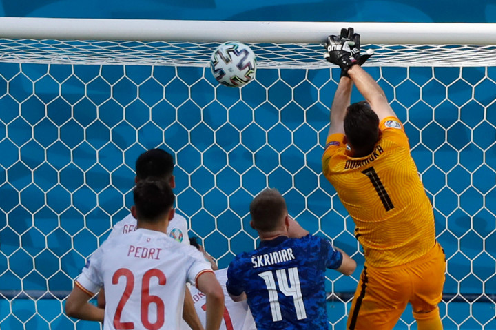 Skor pertama untuk Spanyol tercetak di menit 30, imbas dari gol bunuh diri kiper Slovakia, Martin Dubravka. Berawal dari tendangan Pablo Sarabia yang membentur gawang, Dubravka lantas meninju bola tersebut masuk ke dalam gawangnya sendiri. 