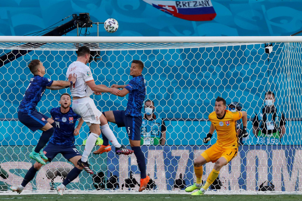 Gol kedua tercetak di menit ke 45+3. Umpan silang dari Gerard Moreno disambut sundulan oleh Aymeric Laporte ke sudut atas gawang Slovakia.