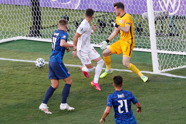 Selanjutnya pada menit 57, Jordi Alba memberikan umpan rendah ke Pablo Sarabia yang tengah berada di dalam kotak penalti Slovakia. Sarabia lantas mengeksekusi umpan tersebut dan tercetak lah gol ketiga. 