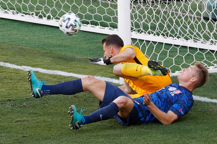 Gol keempat diciptakan oleh Ferran Torres. Pemain Manchester City itu menembakkan bola ke gawang Slovakia setelah mendapat operan dari Pedro Gonzales Lopez. Adapun skor kelima untuk Spanyol merupakan hasil gol bunuh diri bek Slovakia, Juraj Kucka.