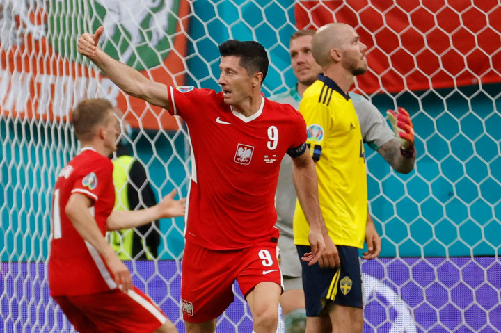 Dua menit kemuian Polandia mampu mempertipis jarak dengan mencetak gol lewat striker Robert Lewandowski.