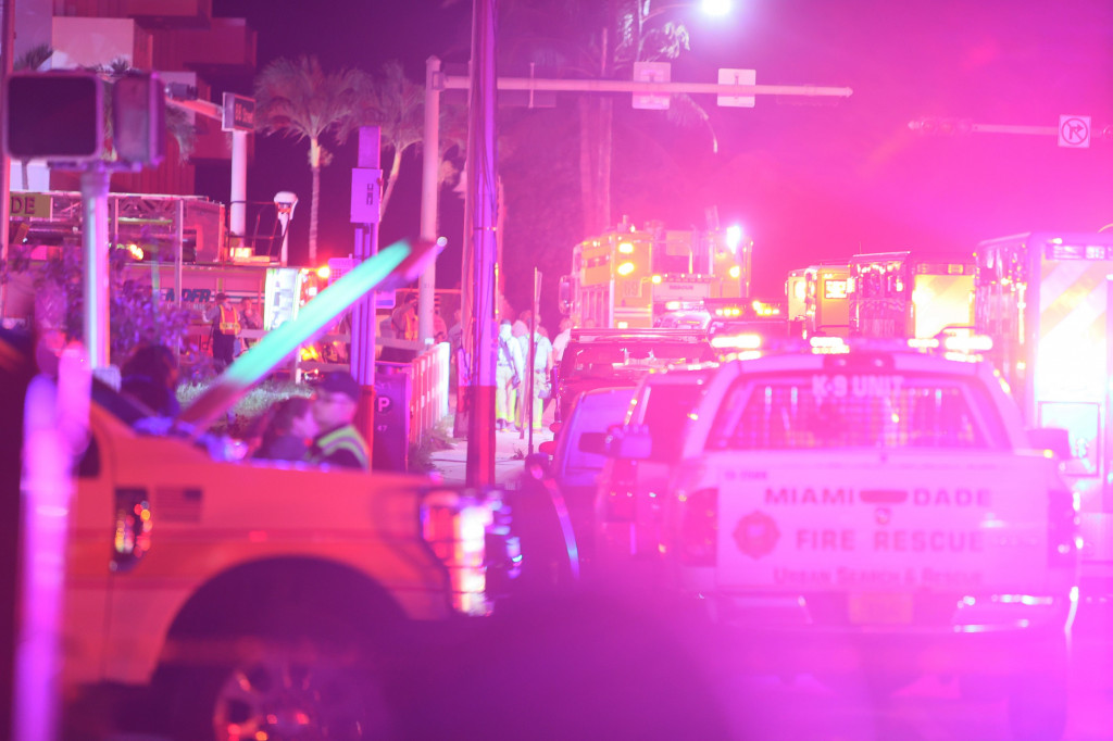 Delapan puluh mobil pemadam kebakaran telah dikirim ke Collins Avenue di kota Surfside, Florida, AS.