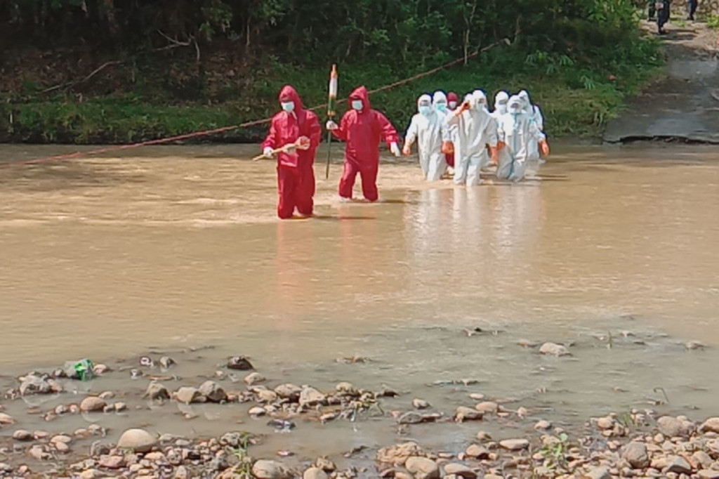 Video pemakaman diduga pasien virus Corona atau Covid-19 di Kabupaten Wonogiri, Jawa Tengah, jadi sorotan. Dalam video itu tampak petugas mengenakan alat pelindung diri (APD) menyusuri pematang sawah hingga menyeberangi sungai untuk memakamkan jenazah.