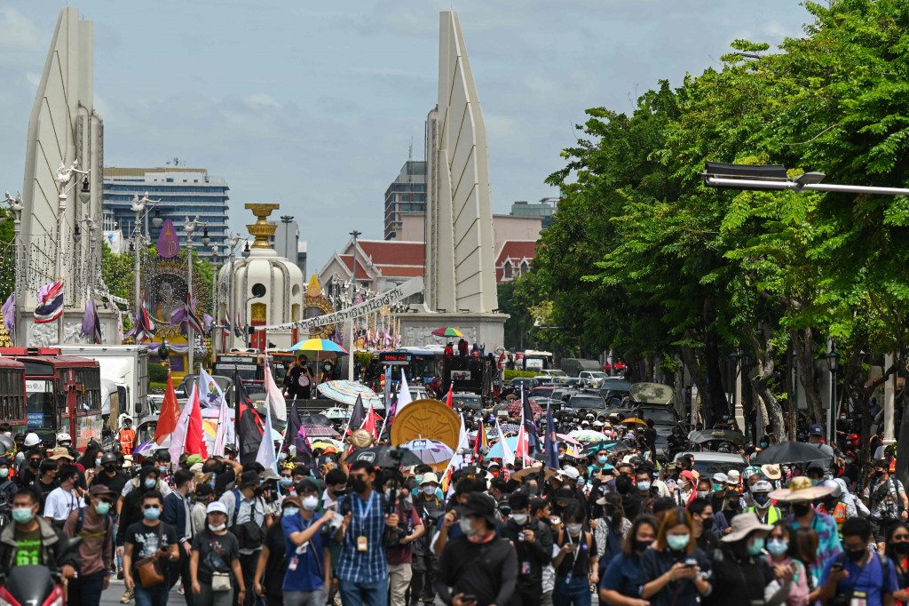 Ratusan demonsran menggelar unjuk rasa di Bangkok, Thailand, pada Kamis, 24 Juni 2021, untuk menyerukan pengunduran diri pemerintah.