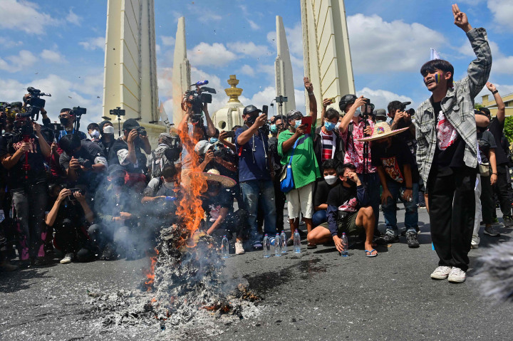 Ibu kota Bangkok diwarnai unjuk rasa nyaris setiap hari menentang pemerintahan Perdana Menteri (PM) Prayuth Chan-O-Cha pada paruh kedua tahun 2020 lalu, namun gerakan pro-demokrasi sedikit mereda setelah wabah korona merebak dan para pemimpin mahasiswa dijebloskan ke penjara.
