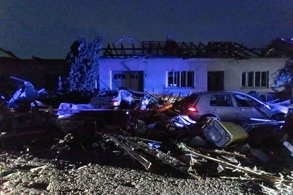 Sejumlah orang dilaporkan meninggal dunia dan puluhan lainnya cedera setelah tornado meruntuhkan rumah-rumah di tenggara Republik Ceko pada Kamis, 24 Juni 2021 waktu setempat. 