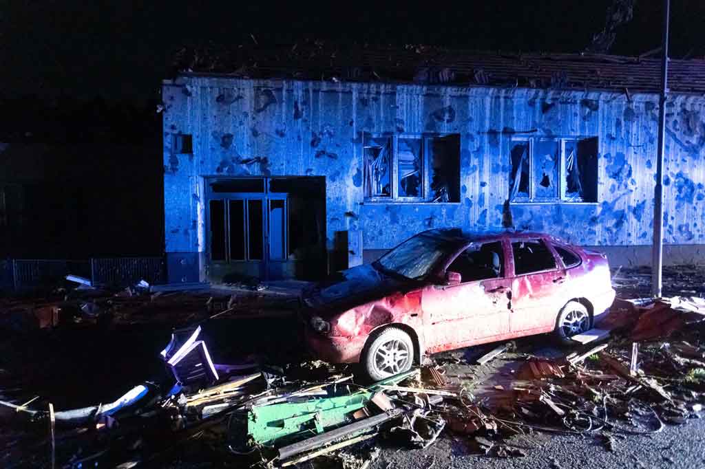 
Dia mengatakan jumlah korban meninggal dunia diperkirakan belasan, tetapi menambahkan bahwa perkiraan masih terlalu dini karena banyak korban masih terjebak di bawah puing-puing.

 