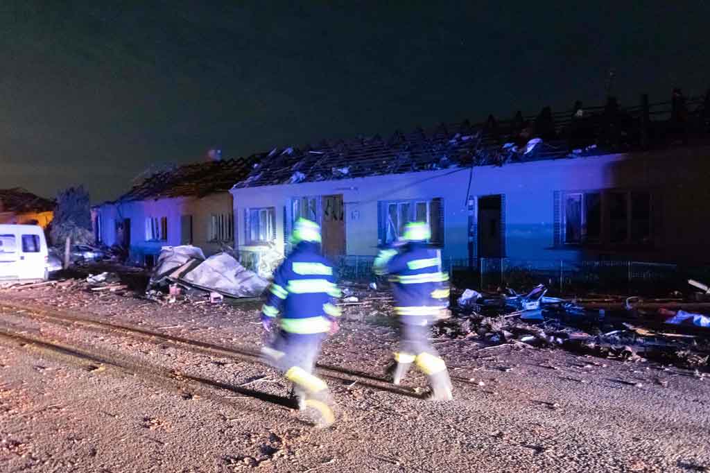 Tornado dan hujan es seukuran bola tenis melanda beberapa kota dan desa termasuk Hodonin, di mana selain menyebabkan cedera, cuaca ekstrem menghancurkan rumah jompo dan kebun binatang setempat. Tornado juga menyebabkan pemadaman listrik yang luas dan gangguan lalu lintas, dengan kabel listrik yang jatuh menutup jalan raya utama yang menghubungkan Praha dengan ibu kota Slovakia, Bratislava.