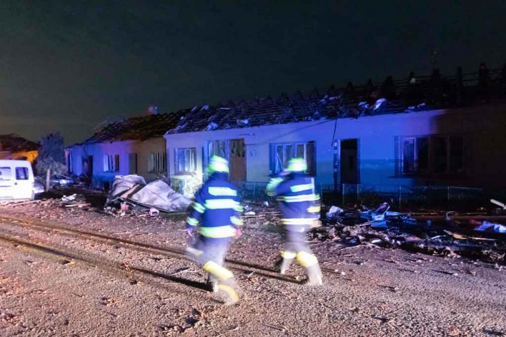 Tornado dan hujan es seukuran bola tenis melanda beberapa kota dan desa termasuk Hodonin, di mana selain menyebabkan cedera, cuaca ekstrem menghancurkan rumah jompo dan kebun binatang setempat. Tornado juga menyebabkan pemadaman listrik yang luas dan gangguan lalu lintas, dengan kabel listrik yang jatuh menutup jalan raya utama yang menghubungkan Praha dengan ibu kota Slovakia, Bratislava.