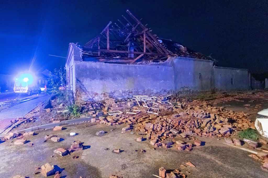 Menteri Dalam Negeri Jan Hamacek tweeted bahwa semua unit penyelamat yang tersedia sedang beraksi atau dikerahkan ke wilayah Hodonin, di mana beberapa kota telah dilanda tornado. Tim penyelamat Austria dan Slovakia membantu dan tentara Ceko dikerahkan.