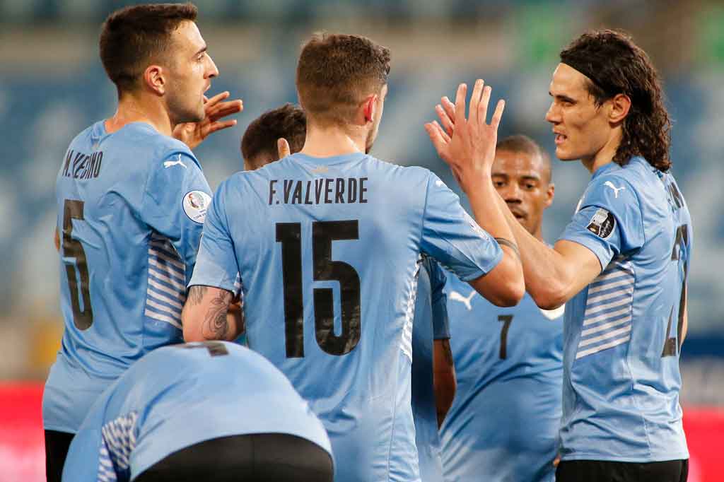 La Celeste bermain dominan seiring pertandingan berjalan. Mereka terus mengurung Bolivia dan akhirnya berhasil memecah kebuntuan lima menit sebelum turun minum lewat gol bunuh diri Jairo Quinteros.