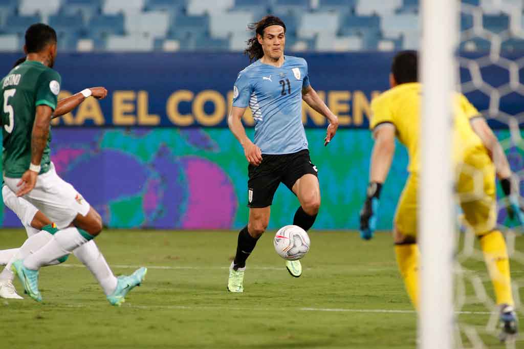 Uruguay justru bermain makin menyerang dan mampu mencatatkan dua upaya beruntun pada menit ke-52 melalui tendangan Edinson Cavani dan Ramiro Vaca, tetapi kedua peluang tersebut masih bisa diselamatkan Carlos Lampe.