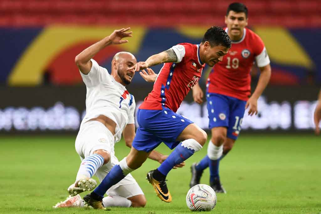 Chile bermain lebih dominan di awal pertandingan dan mampu menguasai jalannya laga dengan banyak penguasaan bola.