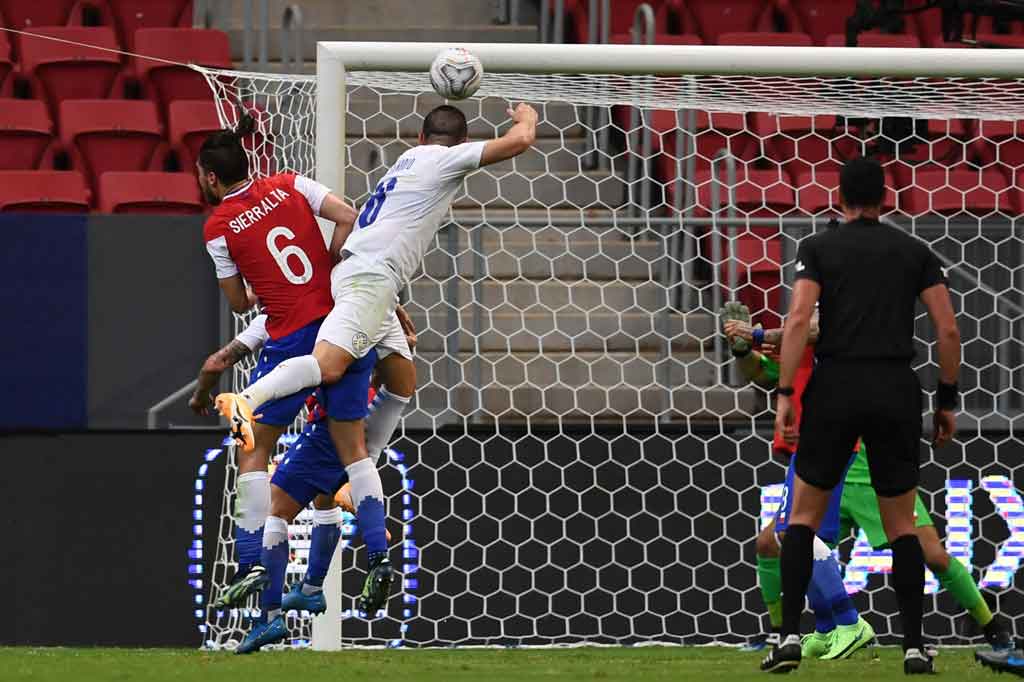Namun, La Albirroja bermain lebih efektif meski jarang menguasai bola. Hasilnya pada menit ke-33, mereka berhasil menjebol gawang La Roja melalui tandukan Braian Samudio dari kotak penalti memanfaatkan sepak pojok Miguel Almiron.