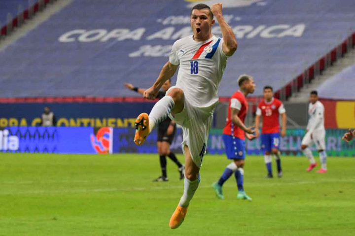 Braian Samudio melakukan selebrasi usai menjebol gawang Chile yang dijaga Claudio Bravo.
